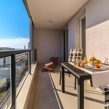 Golden View 8 アパート