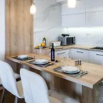 Διαμέρισμα Golden View 8 *