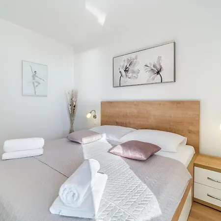 Apartment Golden View 8 *